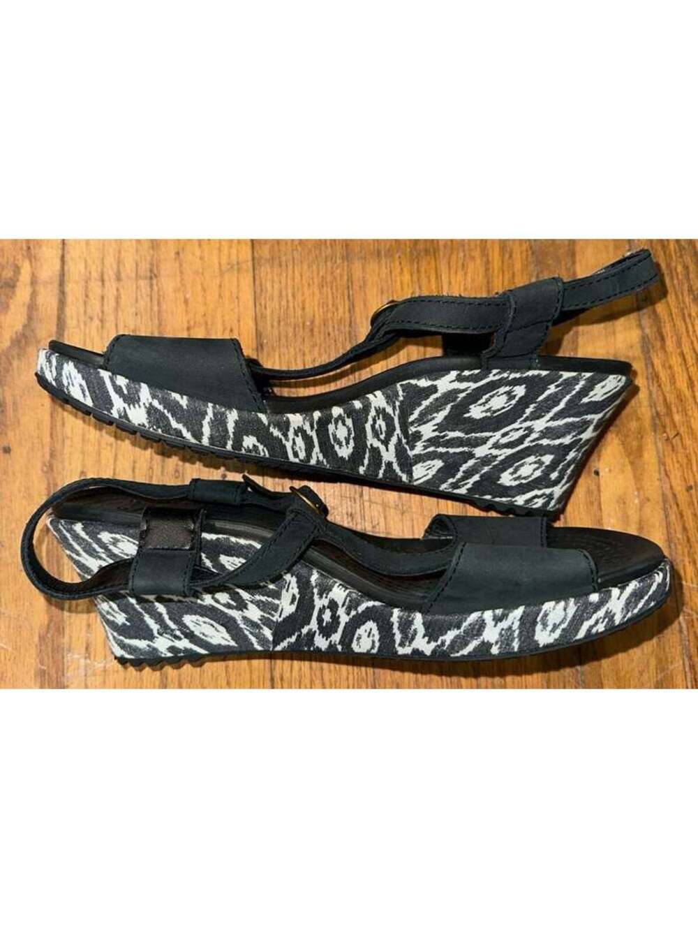 Black and white croc wedges size womenโs 9